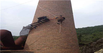 廢棄磚煙囪人工拆除工程正在施工
