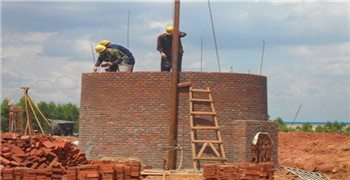 廢棄磚煙囪人工拆除工程正在施工